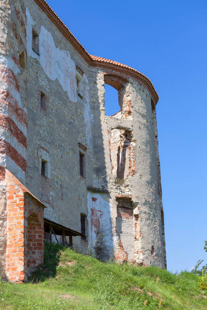 Renaissance castle, defense building, ruins, on a sunny day, Lublin Voivodeship, Janowiec ,Poland Janowiec, Poland - August 9, 2017: View on ruins of 16th century renaissance castle. In 1975 the object was bought by the Museum of Vistula River and since 1993 it has been gradually renovated janowiec poland stock pictures, royalty-free photos & images