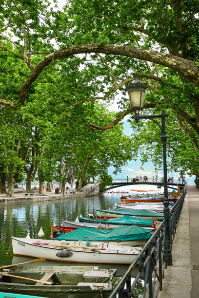 canal du vasse y el puente de amor de annecy - lisle fotografías e imágenes de stock