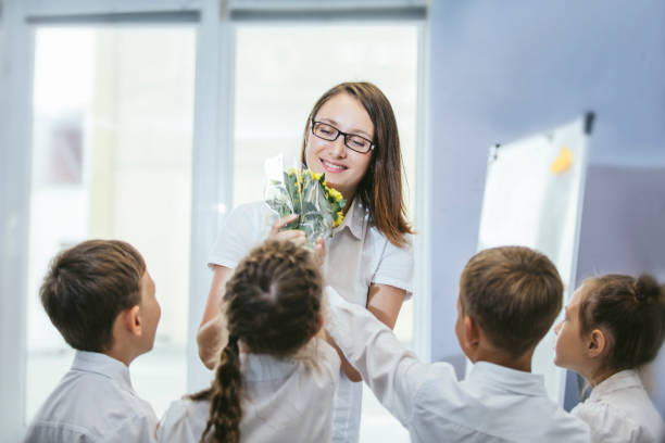 crianças de escola crianças lindas com flores para os professores na escola - blackboard professor expertise child - fotografias e filmes do acervo