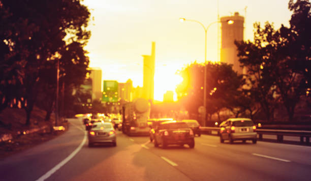 ville occupée flou trafic routier avec lumière bokeh coloré. scène de la soirée. - motor vehicle outdoors crowd landscape photos et images de collection