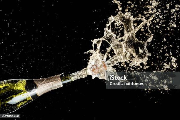 Photo libre de droit de Thème De Fête Et De Vacances Champagne Éclaboussures Sur Fond Noir banque d'images et plus d'images libres de droit de Champagne