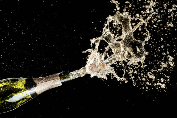 tema de festa e férias. salpicos de champanhe em fundo preto - cork champagne isolated celebration - fotografias e filmes do acervo