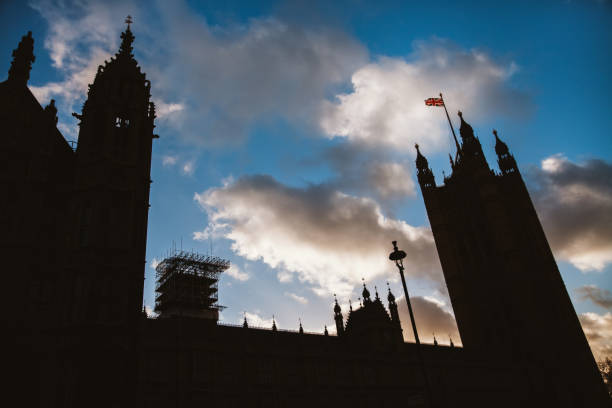 parliament house à londres - british flag big ben london england large photos et images de collection