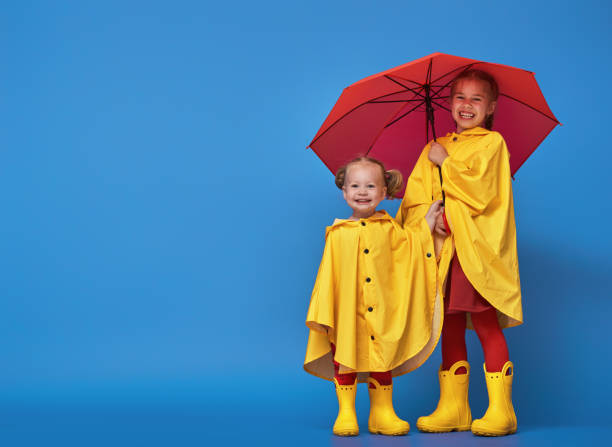 crianças com guarda-chuva vermelho - wet dress rain clothing - fotografias e filmes do acervo