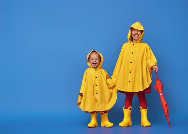 crianças com guarda-chuva vermelho - wet dress rain clothing - fotografias e filmes do acervo