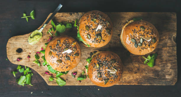 hamburguesa vegana casera saludable con patty de remolacha-quinua, vista superior - quinoa spoon wood photography fotografías e imágenes de stock