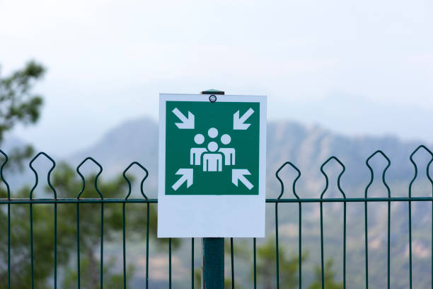 punto di montaggio - fire exit sign foto e immagini stock