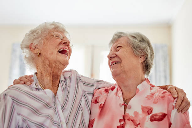 uno dei più grandi piaceri della vita, un buon vecchio amico - senior adult nursing home assisted living talking foto e immagini stock