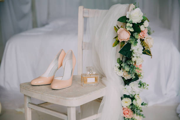 accessori da sposa su una sedia bianca con fiori, scarpe profumate. concetto di abbigliamento - wedding dress bouquet wedding bride foto e immagini stock