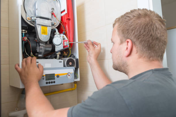 technik naprawiający piec gazowy - water heater boiler installing repairing zdjęcia i obrazy z banku zdjęć