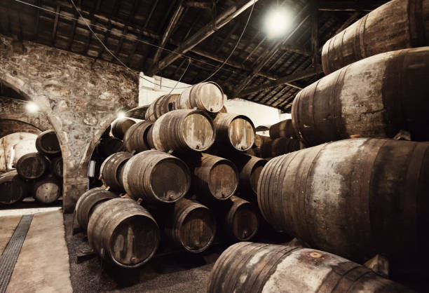 오래 된 배럴에서 와인 - winery wine cellar barrel 뉴스 사진 이미지