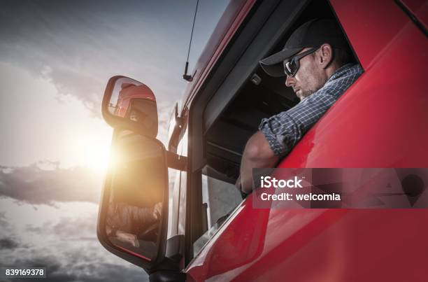 Conductor De Camión Semi Foto de stock y más banco de imágenes de Camionero - Camionero, Conducir, Camión de peso pesado