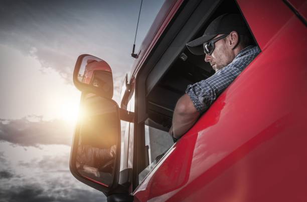 semi truck driver - truck truck driver trucking semi truck imagens e fotografias de stock