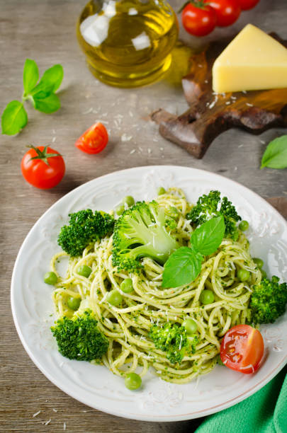 istock Spaghetti with green peas and basil pesto 839169694