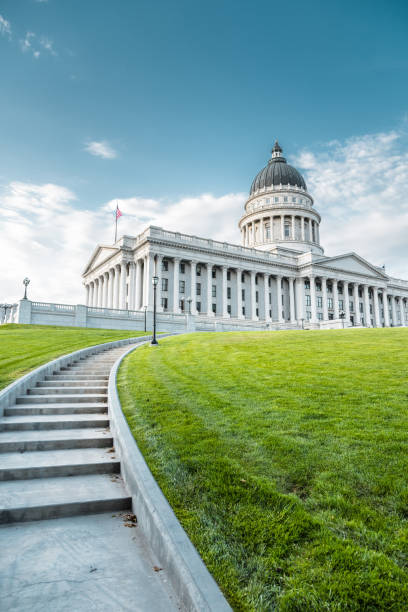 capitol hill em salt lake city - vertical copy space grass area column - fotografias e filmes do acervo