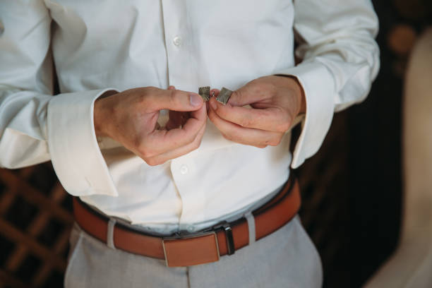 mani di sposo con gemelli. elegante gentleman clother, camicia bianca e cintura marrone - cuff link suit men wedding foto e immagini stock