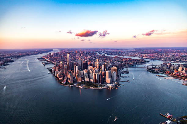 veduta aerea di manhattan, new york, stati uniti d'america - aircraft point of view foto e immagini stock