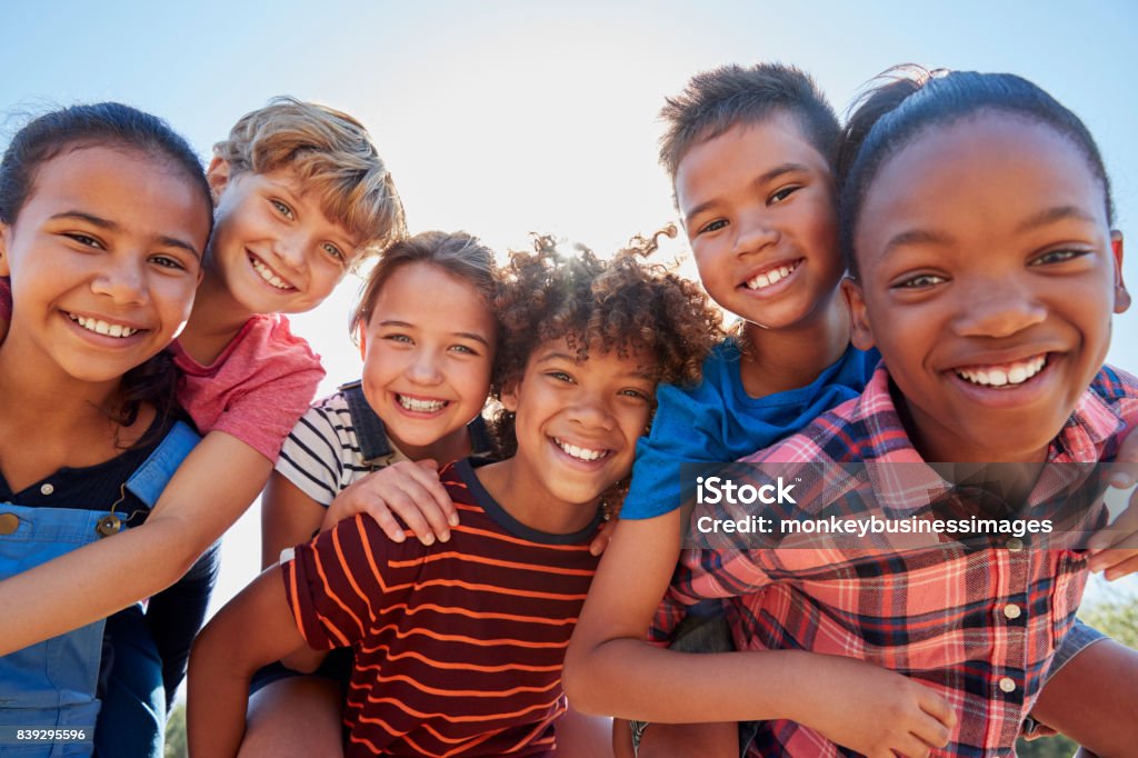 Sei amici pre-adolescenti in un parco, ritratto ravvicinato - Foto stock royalty-free di Bambino