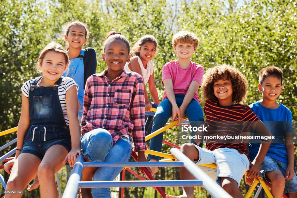 Pre-teen Freunde sitzen am Klettergerüst auf Spielplatz - Lizenzfrei Kind Stock-Foto