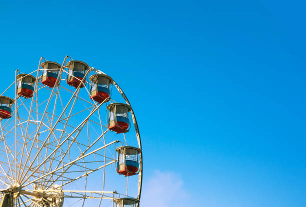 ruota panoramica sullo sfondo - ferris wheel foto e immagini stock