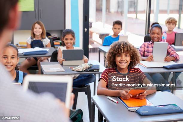 Estudiantes Mirando Al Maestro Por Encima Del Hombro Vista Foto de stock y más banco de imágenes de Salón de clase