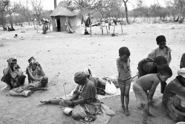 в деревне сан-людей или племени бушменов в пустыне калахари, намибия - bushmans стоковые фото и изображения