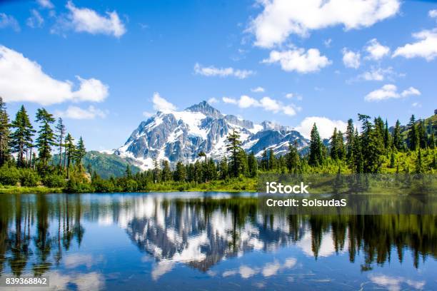 Monte Shuksan Reflejada En El Lago De La Foto En El Parque Nacional De North Cascades Washington Estados Unidos Foto de stock y más banco de imágenes de Estado de Washington