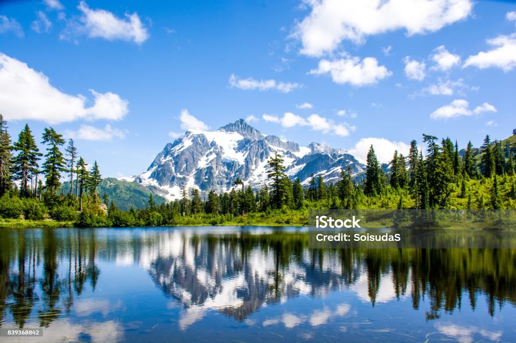 Il Monte Shuksan si riflette nel lago Picture al North Cascades National Park, Washington, USA - Foto stock royalty-free di Stato di Washington