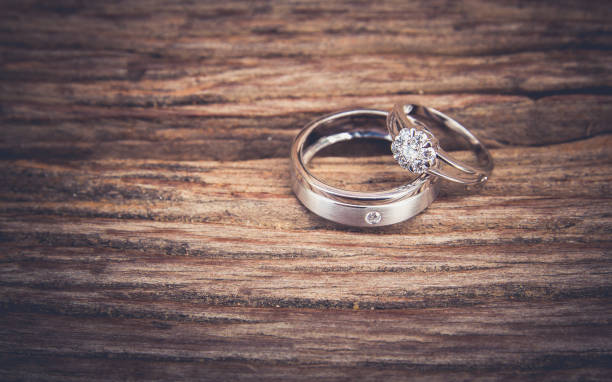 anello di diamanti argentato - jewelry ring luxury wedding foto e immagini stock