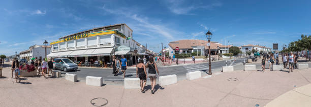 ludzie chodzą wzdłuż promenady w saintes maires de la mer - 2999 zdjęcia i obrazy z banku zdjęć