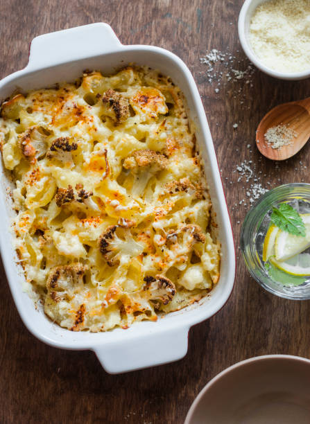 kalafior mac i ser na brązowym drewnianym stole, widok z góry - macaroni cheese food staple casserole zdjęcia i obrazy z banku zdjęć