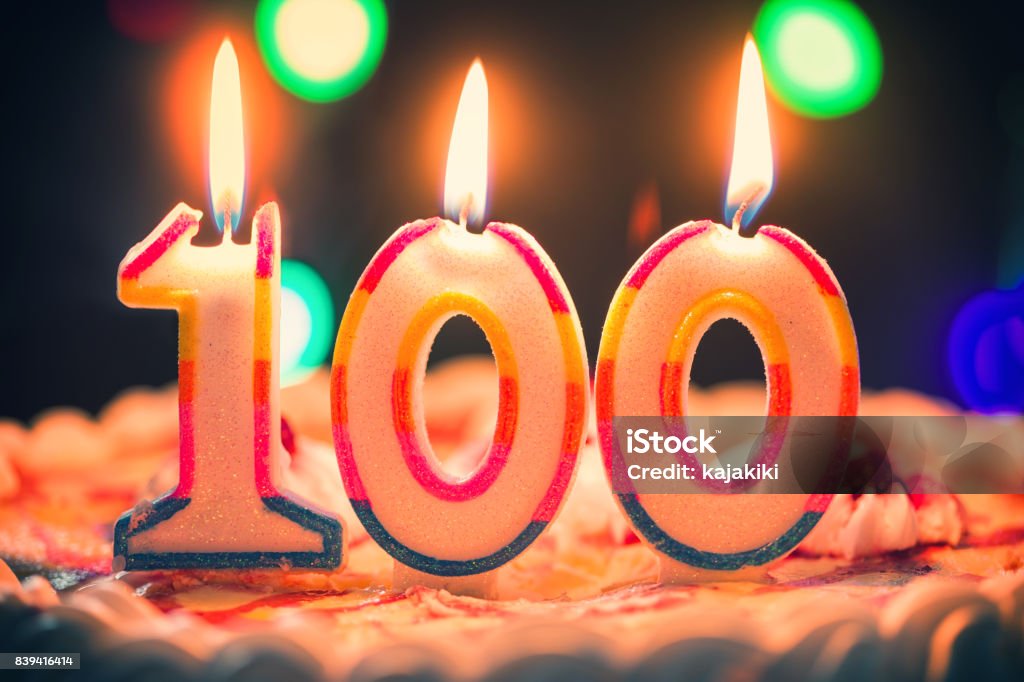 Torta di compleanno con candele - Foto stock royalty-free di Numero 100