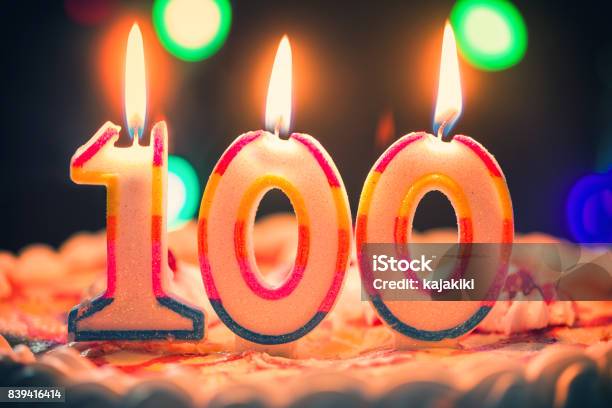 Torta Di Compleanno Con Candele - Fotografie stock e altre immagini di Numero 100 - Numero 100, Centesimo anniversario, Compleanno