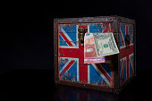 euro-und-us-dollar-auf-britische-flagge.jpg?b=1&s=170x170&k=20&c=X6SbEOrg0jijk1zVfG-OZoK0D4Uj02Z40YJFd-VP3LU=