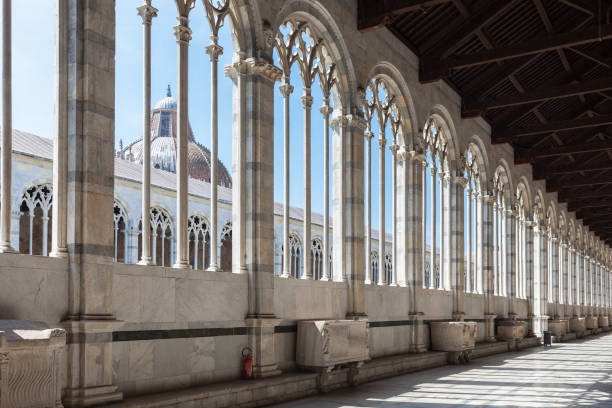 campo santo, no extremo norte da praça da catedral de pisa, itália - camposanto monumentale - fotografias e filmes do acervo