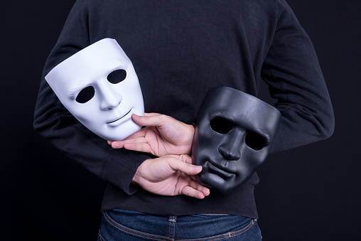 Pria Misterius Memegang Topeng Hitam Dan Putih Konsep Masking Sosial Anonim Foto Stok - Unduh Gambar Sekarang - iStock