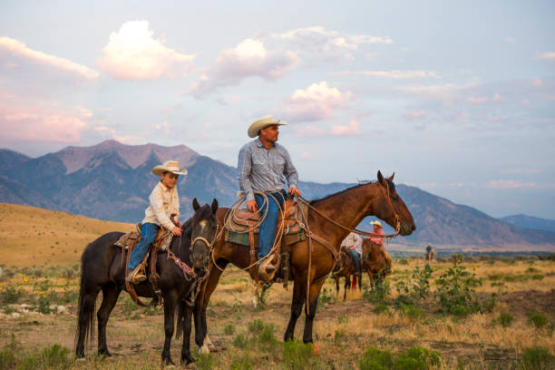 ojciec i syn ranchers - rein saddle cowboy hat hat zdjęcia i obrazy z banku zdjęć