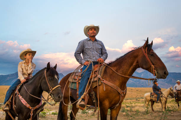 ojciec i syn ranchers - rein saddle cowboy hat hat zdjęcia i obrazy z banku zdjęć