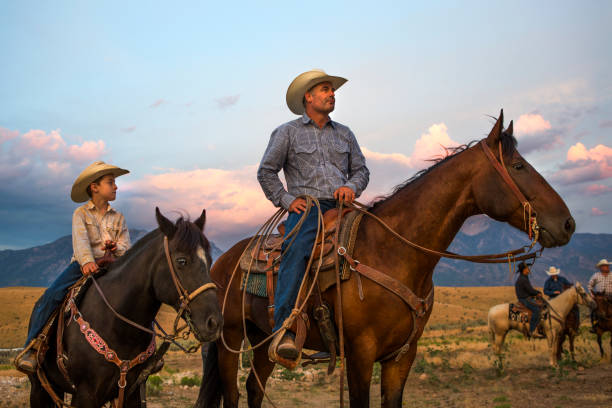 ojciec i syn ranchers - rein saddle cowboy hat hat zdjęcia i obrazy z banku zdjęć