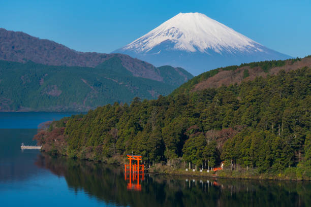 monte fuji e lago ashi con tempio hakone - volcano mt fuji autumn lake foto e immagini stock