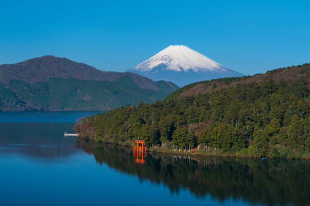 monte fuji e lago ashi con tempio hakone - volcano mt fuji autumn lake foto e immagini stock