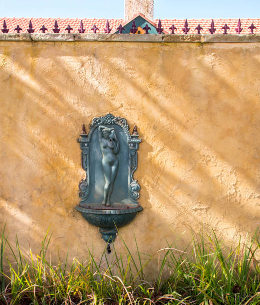 istock Art deco statue feature on the outside of a building. 839698754