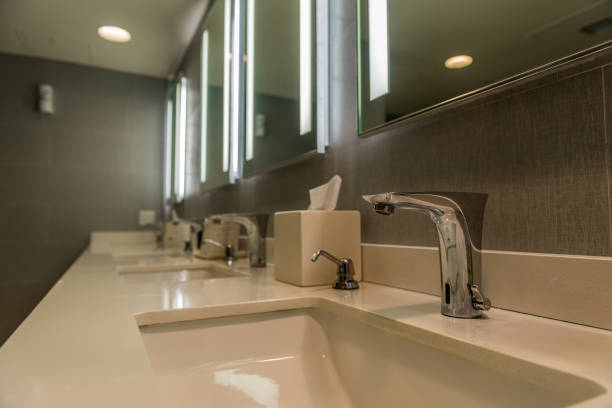 ванная - paper towel hygiene public restroom cleaning стоковые фото и изображения
