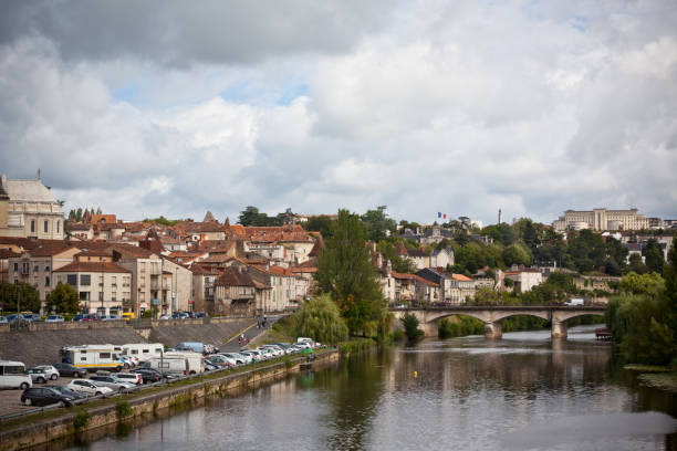 vista panorâmica da cidade de perigueux em frança - fog old stone bridge - fotografias e filmes do acervo