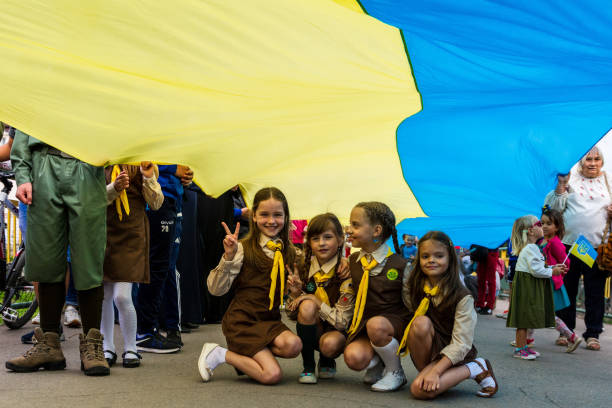 celebration of the day of the state flag of ukraine in uzhgorod - happy kid flash imagens e fotografias de stock