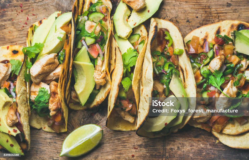 Tacos con pollo alla griglia, avocado, salsa salsa fresca e limes - Foto stock royalty-free di Taco