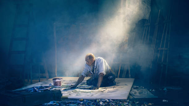 immagine di pittura dell'artista nella vista posteriore del workshop - uomo dipinge foto e immagini stock