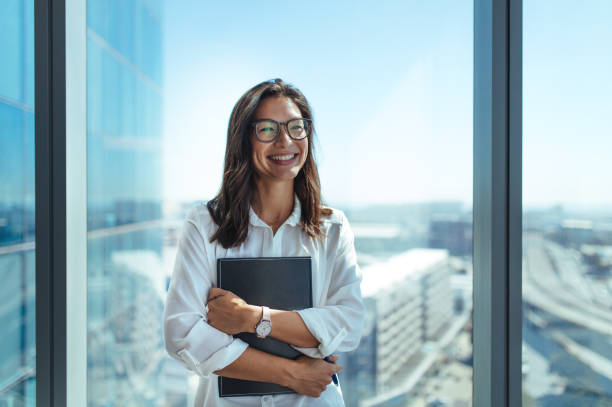 portrait d'un souriant femme d'affaires. - business office business person window photos et images de collection