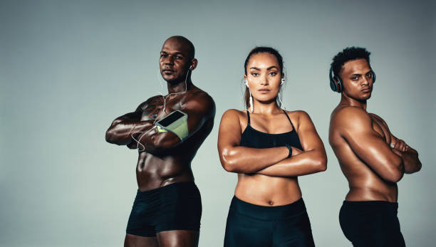 grupo muscular con auriculares - arms crossed audio fotografías e imágenes de stock