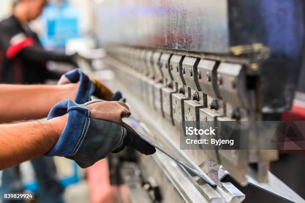 Photo libre de droit de Tôlerie Pliage En Usine banque d'images et plus d'images libres de droit de En métal - En métal, Produire, Acier